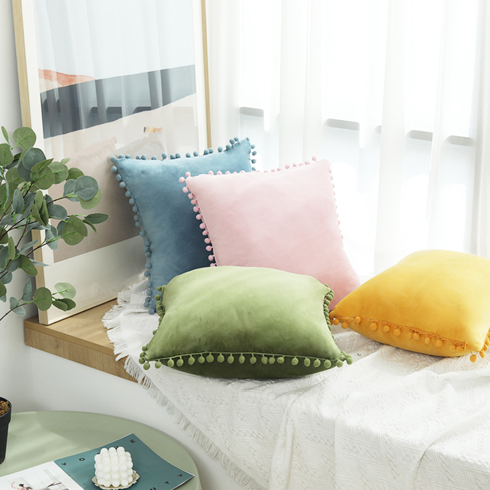 Fløyelspute deco pute med pom pom ball frynser